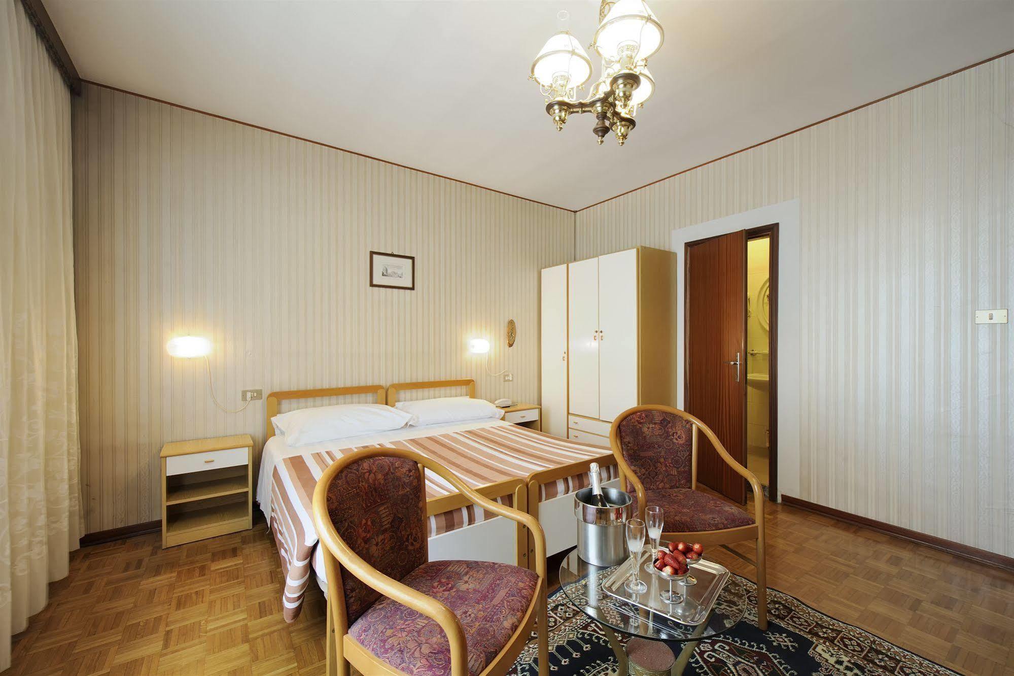Hotel Bertusi ポッレッタ・テルメ エクステリア 写真